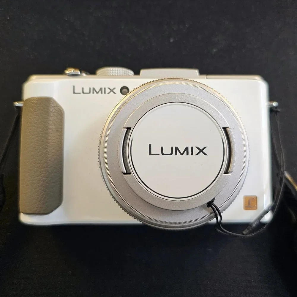Panasonic Lumix DMC-LX7, EUC, incl. OEM leather Panasonic case, strap, SD card